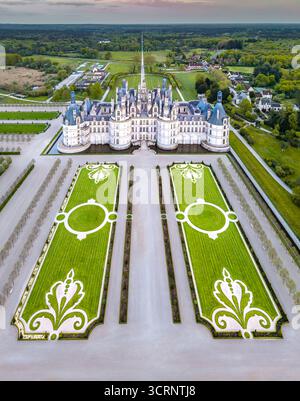 Blick aus der Vogelperspektive auf die Château de Chambord mit einer Mischung aus Renaissance und französischem mittelalterlichem Architekturstil, mit kunstvollen Gärten, Chambord, Centre-Val de Loire, Frankreich. Stockfoto