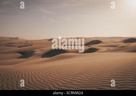 Windgeformte Sanddünen bei Sonnenuntergang in der Wüste nahe Huacachina, Peru. Stockfoto