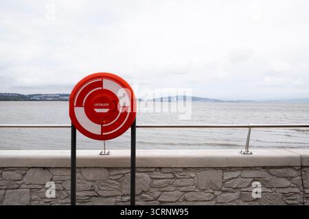 Rettungsschwimmer stehen an der Promenade in Mumbles, Swansea, Wales, Großbritannien Stockfoto