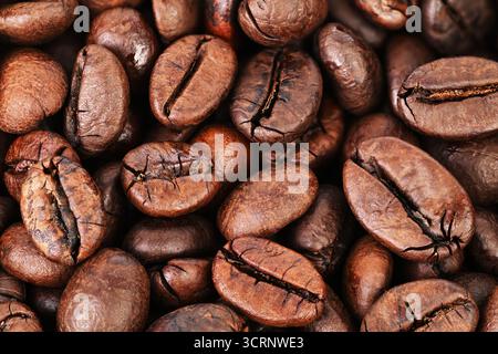 Eine Nahaufnahme von Kaffeebohnen mit bräunlicher Farbe. Die Bohnen sind klein und haben eine raue Textur Stockfoto
