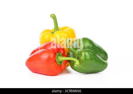 Drei Paprika sitzen auf weißem Hintergrund. Die Paprika haben verschiedene Farben, wobei eine rot, eine gelb und eine grün ist Stockfoto