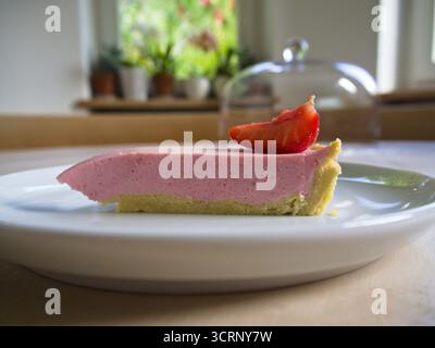 Köstliche Erdbeertorte in einem minimalistischen, aber eleganten Ambiente. Stockfoto