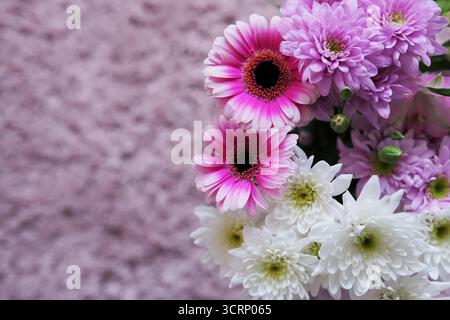 Blumenstrauß, hauptsächlich mit Chrysanthemen und Gerbera-Gänseblümchen. Stockfoto