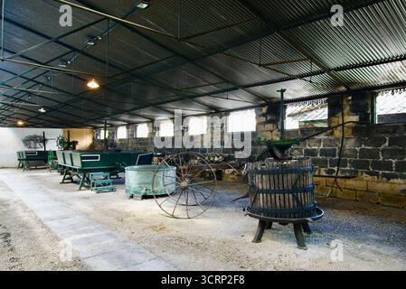 Ausgediente Ausrüstung auf der Ausstellung während einer Tour durch die Gonzalez Byass Bodegas Jerez de la Frontera Cádiz Andalusien Spanien Europa Stockfoto