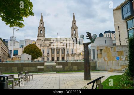 Leeds Civic Hall (1930-9133) hinter Mandela Gardens im Stadtzentrum von Leeds, Großbritannien Stockfoto