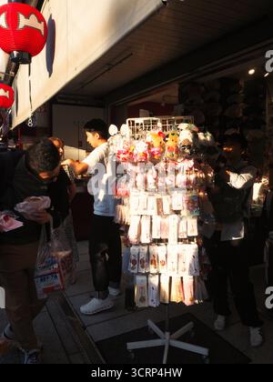 Souvenirladen mit Hello Kitty Schlüsselanhängern im Sonnenlicht in der Nähe des Sensoji-Tempels Asakusa Tokio Japan Stockfoto