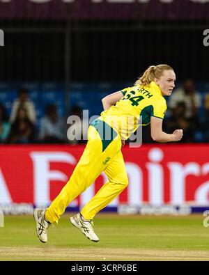 Indore, Indien. Oktober 2025. Holkar Stadium, Indore 1. Oktober 2025: Kim Garth of Australia Bowls während des ICC Frauen-ODI-Weltmeisterschaftsspiels zwischen Australien und Neuseeland im Holkar Stadium in Indore, Indien (Unnati Naidu/SPP) Credit: SPP Sport Press Photo. /Alamy Live News Stockfoto