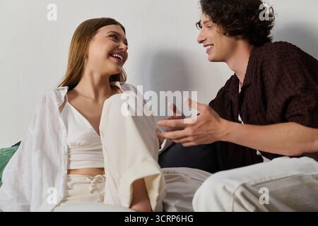 Ein glückliches Paar genießt die Gesellschaft in ihrem stilvollen urbanen Zuhause. Stockfoto
