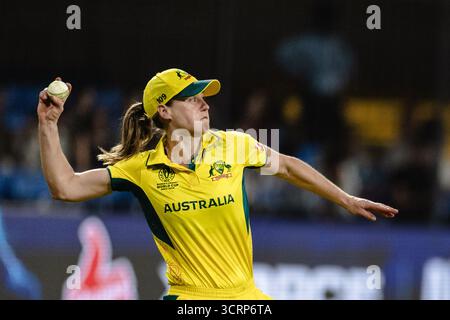 Indore, Indien. Oktober 2025. Holkar Stadium, Indore 1. Oktober 2025: Ellyse Perry aus Australien spielt während des ICC Frauen-ODI-Weltmeisterschaftsspiels zwischen Australien und Neuseeland im Holkar Stadium in Indore, Indien (Unnati Naidu/SPP) Credit: SPP Sport Press Photo. /Alamy Live News Stockfoto
