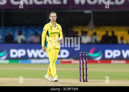 Indore, Indien. Oktober 2025. Holkar Stadium, Indore 1. Oktober 2025: Ashleigh Gardner of Australia Bowls während des ICC Women's ODI World Cup Spiels zwischen Australien und Neuseeland im Holkar Stadium in Indore, Indien (Unnati Naidu/SPP) Credit: SPP Sport Press Photo. /Alamy Live News Stockfoto