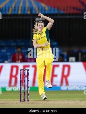 Indore, Indien. Oktober 2025. Holkar Stadium, Indore 1. Oktober 2025: Annabel Sutherland of Australia Bowls während des ICC Frauen-ODI-Weltmeisterschaftsspiels zwischen Australien und Neuseeland im Holkar Stadium in Indore, Indien (Unnati Naidu/SPP) Credit: SPP Sport Press Photo. /Alamy Live News Stockfoto