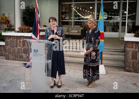 Die Herzogin von Edinburgh hört auf den Botschafter in der Demokratischen Republik Kongo, Alyson King, der vor der britischen Botschaft in Kinshasa (DRK) eine Rede hält 1935. Bilddatum: Mittwoch, 1. Oktober 2025. Stockfoto