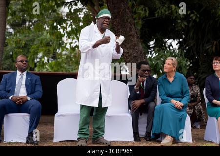 AM 2. OKTOBER 1935 VERHÄNGT, hört die Herzogin von Edinburgh, wie Dr. Denis Mukwege in der Panzi-Klinik in Kinshasa, Demokratische Republik Kongo, eine Rede hält. Bilddatum: Mittwoch, 1. Oktober 2025. Stockfoto