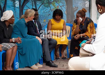 AM 2. OKTOBER 1935 VERHÄNGTE die Herzogin von Edinburgh Gespräche mit Menschen im Makala Prison Safe House in Kinshasa, Demokratische Republik Kongo. Bilddatum: Mittwoch, 1. Oktober 2025. Stockfoto