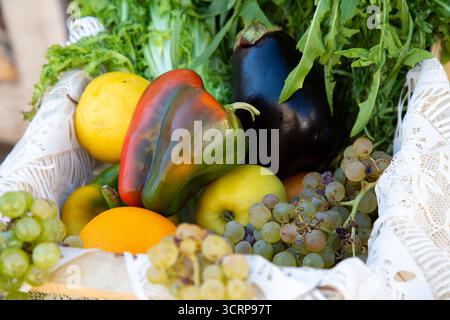 Ein Korb mit Obst und Gemüse, einschließlich Paprika und Trauben Stockfoto