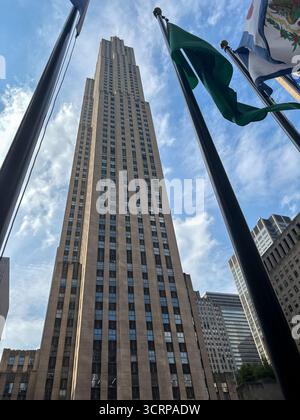 NEW YORK, USA - 23. SEPTEMBER 2025: Außenansicht des Rockefeller-Gebäudes im Rockefeller Centre Stockfoto