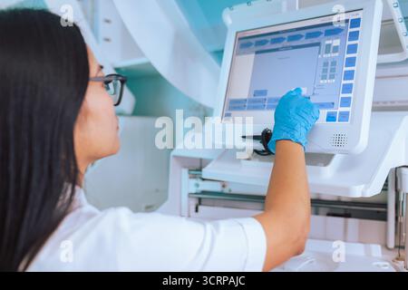 Wissenschaftlerin, die in einem biochemischen Labor arbeitet und Blutproben testet. Hämatologie, Immunoassay und Gesundheitskonzepte. Stockfoto