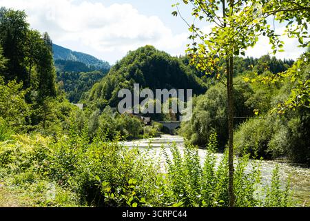Panoramablick auf die österreichischen Berge und das abgelegene Dorf in der alpinen Natur Stockfoto