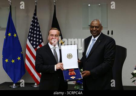 Bundesverteidigungsminister Boris Pistorius und Lloyd James Austin III. Ehemaliger US-Verteidigungsminister 2021-2025 mit deutschem Bundeskreuz Stockfoto