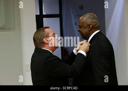 Bundesverteidigungsminister Boris Pistorius und Lloyd James Austin III., ehemaliger US-Verteidigungsminister, Preis des Verdienstordens Stockfoto