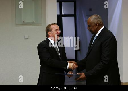 Bundesverteidigungsminister Boris Pistorius und Lloyd James Austin III., ehemaliger US-Verteidigungsminister, Preis des Verdienstordens Stockfoto