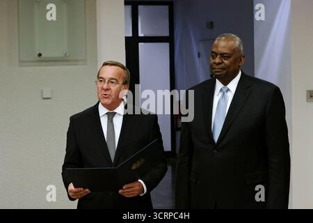 Bundesverteidigungsminister Boris Pistorius und Lloyd James Austin III., ehemaliger US-Verteidigungsminister, Preis des Verdienstordens Stockfoto