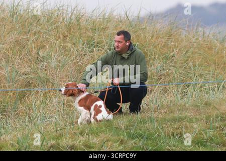 2. Oktober 2025; die Carnoustie Golf Links, Carnoustie, Angus, Schottland; Alfred Dunhill Links Golf Championship, Runde eins; Ein Zuschauer und sein Hund beobachten den Golf auf dem Carnoustie Championship Golfplatz während der ersten Runde der Alfred Dunhill Links Championship Championship Stockfoto