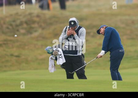 2. Oktober 2025; die Carnoustie Golf Links, Carnoustie, Angus, Schottland; Alfred Dunhill Links Golf Championship, Runde eins; Tommy Fleetwood aus England spitzt während der ersten Runde der Alfred Dunhill Links Championship Championship auf das dritte Grün des Carnoustie Championship Golfplatzes Stockfoto