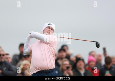 2. Oktober 2025; die Carnoustie Golf Links, Carnoustie, Angus, Schottland; Alfred Dunhill Links Golf Championship, Runde eins; Robert Macintyre aus Schottland spielt während einer Übungsrunde bei der Alfred Dunhill Links Championship einen Schuss aus dem Abschlag auf dem vierten Loch des Old Course, St Andrews Stockfoto
