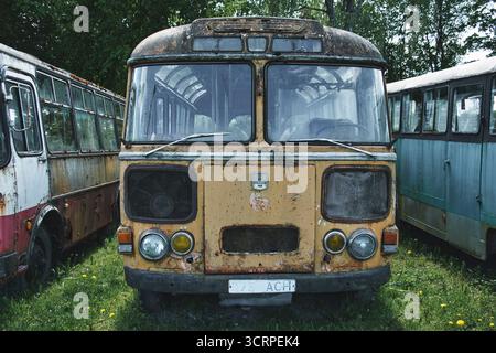 Ein rostiger, verlassener Oldtimer-Bus im Außenbereich Stockfoto