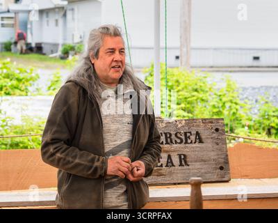 Juni 2025: Meisterschnitzermeister Tommy Joseph macht eine Pause, um über den Tlingit-Totempfahl zu sprechen, den er für Chief Shakes Island in Wrangell, Alaska, USA, geschnitzt hat Stockfoto