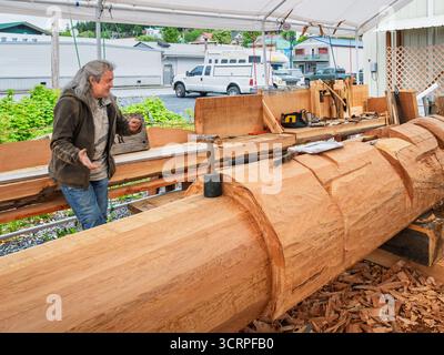 Juni 2025: Meisterschnitzermeister Tommy Joseph macht eine Pause, um über den Tlingit-Totempfahl zu sprechen, den er für Chief Shakes Island in Wrangell, Alaska, USA, geschnitzt hat Stockfoto