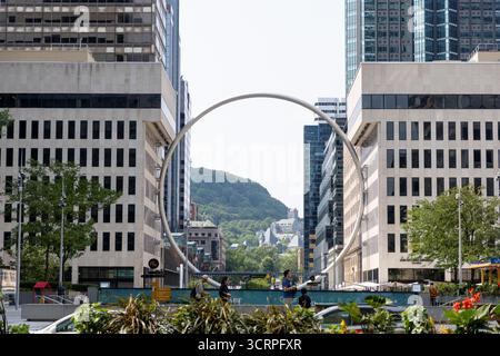 Montreal, Kanada - 2. August 2025: Die öffentliche Kunstinstallation The Ring in der Innenstadt, ein beliebtes Reiseziel Stockfoto