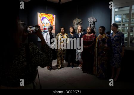 Die Duchess of Edinburgh posiert mit Friedensförderern am 1935. OKTOBER an einem Rundtisch für Frauen, Frieden und Sicherheit im Utex Bilembo in Kinshasa, Demokratische Republik Kongo. Bilddatum: Donnerstag, 2. Oktober 2025. Stockfoto