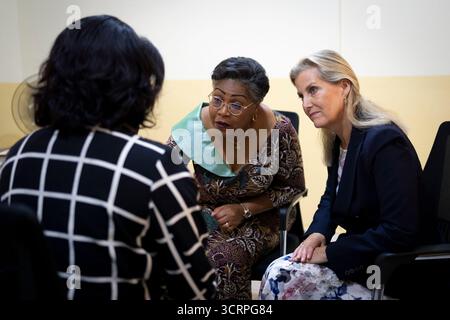 AM DONNERSTAG, den 2. OKTOBER 1935, wurde die Herzogin von Edinburgh und Premierministerin der Demokratischen Republik Kongo, Judith Suminwa (Zentrum), mit einem Patienten im Kintambo General Hospital in Kinshasa, DRK, gesprochen. Bilddatum: Donnerstag, 2. Oktober 2025. Stockfoto
