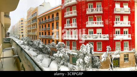 Schneebedeckte Straße, Panoramablick. Lope de Rueda Street, Madrid, Spanien. Stockfoto
