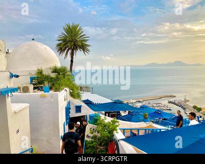Malerischer Blick auf die Küste vom Café des Délices in Sidi Bou Said, Tunis, blaue Sonnenschirme und den Horizont des Meeres. Erfasst Am 23. September 2025 Stockfoto