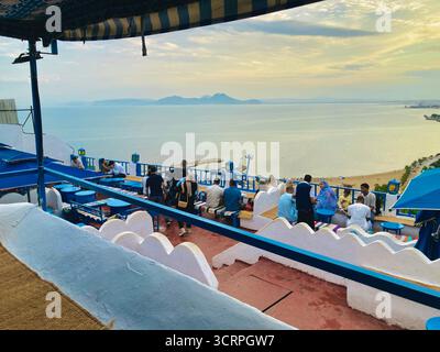 Malerischer Blick auf die Küste vom Café des Délices in Sidi Bou Said, Tunis, blaue Sonnenschirme und den Horizont des Meeres. Erfasst Am 23. September 2025 Stockfoto