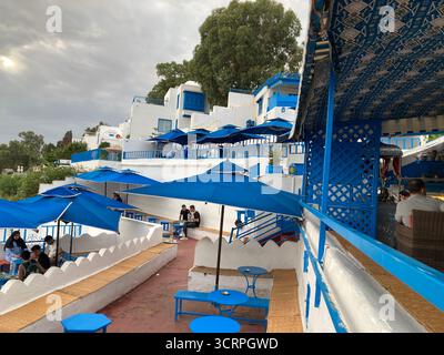 Malerischer Blick auf die Küste vom Café des Délices in Sidi Bou Said, Tunis, blaue Sonnenschirme und den Horizont des Meeres. Erfasst Am 23. September 2025 Stockfoto