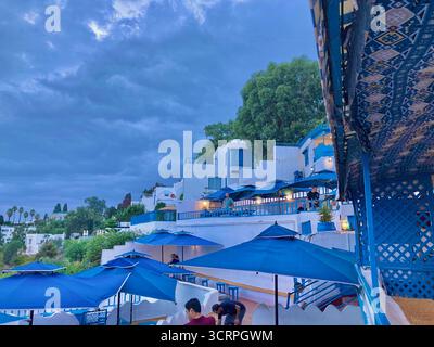 Malerischer Blick auf die Küste vom Café des Délices in Sidi Bou Said, Tunis, blaue Sonnenschirme und den Horizont des Meeres. Erfasst Am 23. September 2025 Stockfoto