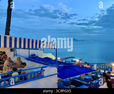 Malerischer Blick auf die Küste vom Café des Délices in Sidi Bou Said, Tunis, blaue Sonnenschirme und den Horizont des Meeres. Erfasst Am 23. September 2025 Stockfoto