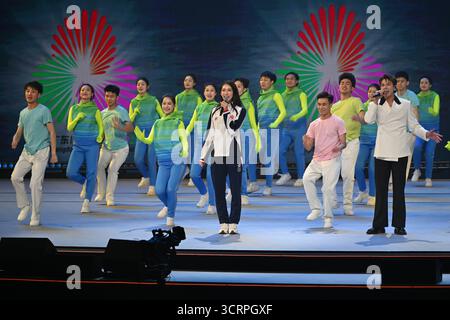 Vivian Kong man-wai, ehemalige Fechter aus Hongkong, die am 2. Oktober 2025 auf der Bühne der chinesischen National Evening Party in Hongkong sang. (Foto von Kobe Li/Nexpher Images) Stockfoto