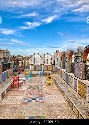Farbenfrohes Dachcafé in der alten Medina von Tunis, Tunesien mit Mosaikfliesen, schmiedeeisernen Bögen und Blick auf die Stadt. Aufgenommen Am 22. September 2025. Stockfoto