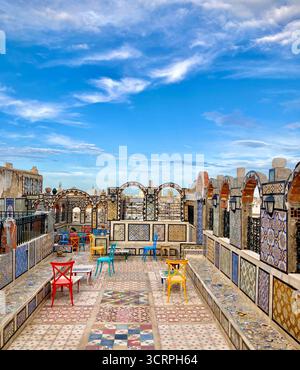 Farbenfrohes Dachcafé in der alten Medina von Tunis, Tunesien mit Mosaikfliesen, schmiedeeisernen Bögen und Blick auf die Stadt. Aufgenommen Am 22. September 2025. Stockfoto