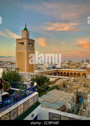 Farbenfrohes Dachcafé in der alten Medina von Tunis, Tunesien mit Mosaikfliesen, schmiedeeisernen Bögen und Blick auf die Stadt. Aufgenommen Am 22. September 2025. Stockfoto