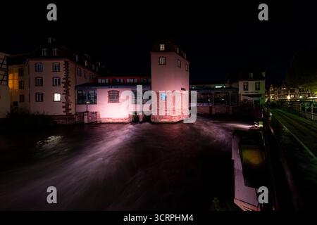 Petite France bei Nacht, Straßburg, Frankreich. Stockfoto
