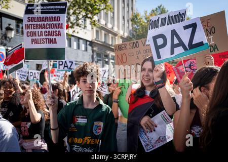 Während der Demonstration zur Unterstützung des palästinensischen Volkes und der Globalen Sumud-Flottille am 2. Oktober 2025 in Madrid, Spanien, halten mehrere Personen Banner. (Quelle: Miguel Escavias/Alfa Images/Alamy Live News) Stockfoto