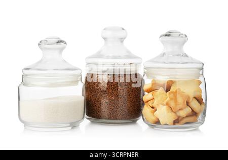 Glasgläser mit verschiedenen Produkten, isoliert auf weiß Stockfoto
