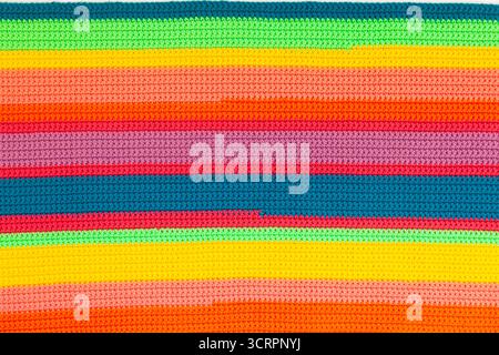 Mehrfarbiges Strickmaterial aus Baumwolle mit handgefertigten geraden Nähten. Stockfoto
