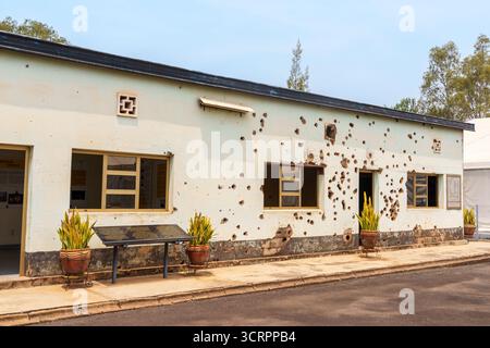 Kigali Ruanda – 3. September 2025; Außenmauer mit Schusslöchern von Geschützen, die am 7. April 1994 in Kigali 10 ruandische Soldaten töteten Stockfoto